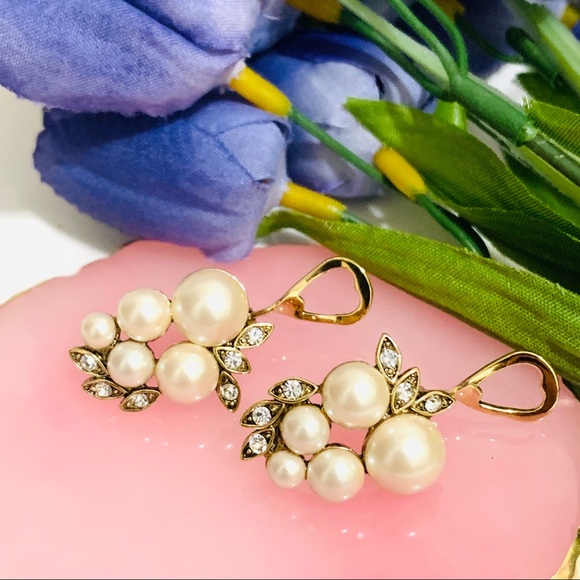 🌹Vintage Monet Gold crystal Pearl clip earring - Picture 8 of 17